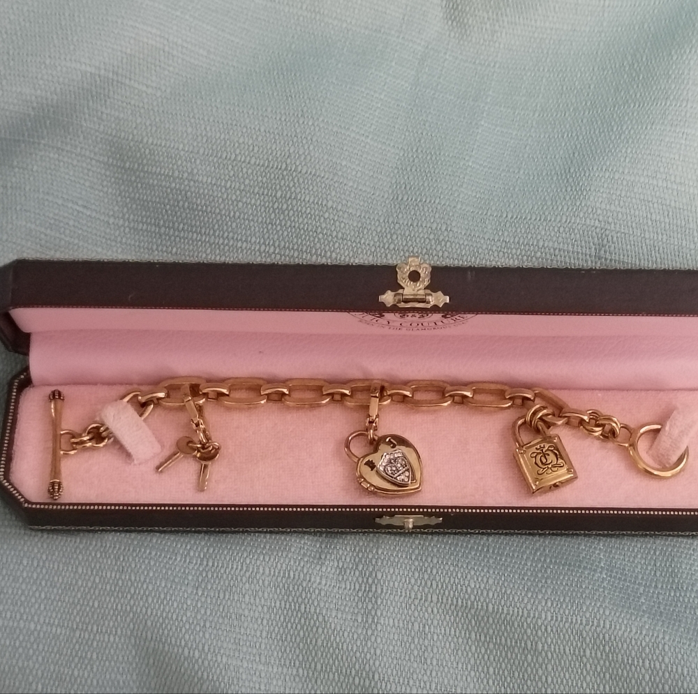 ❤️New in Box JUICY COUTURE 3 CHARM TOGGLE BRACELET